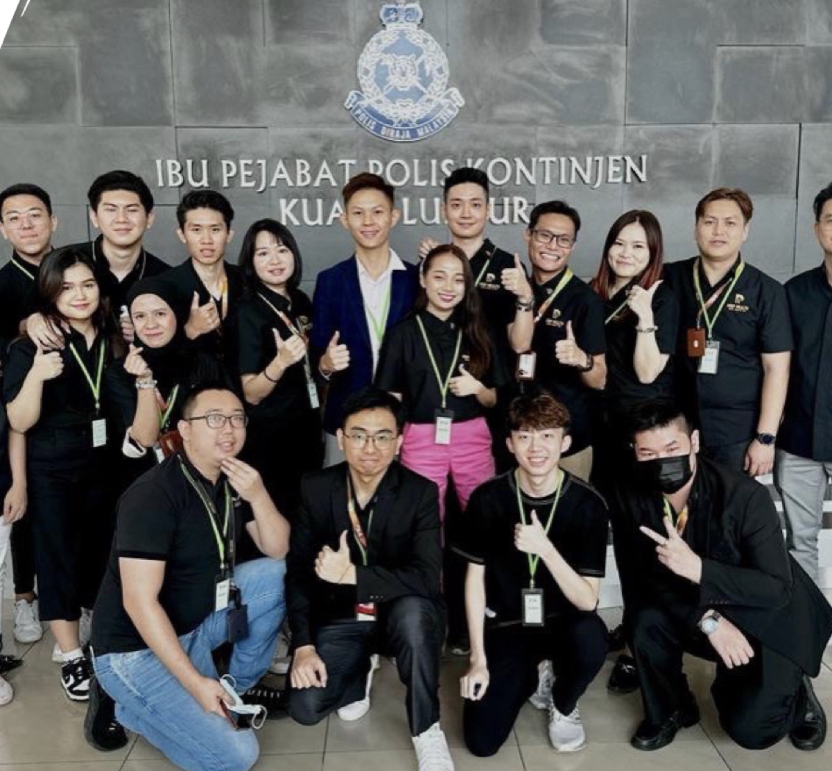 Cyrus dengan klien polis, 2023